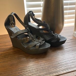 Grey wedge platform